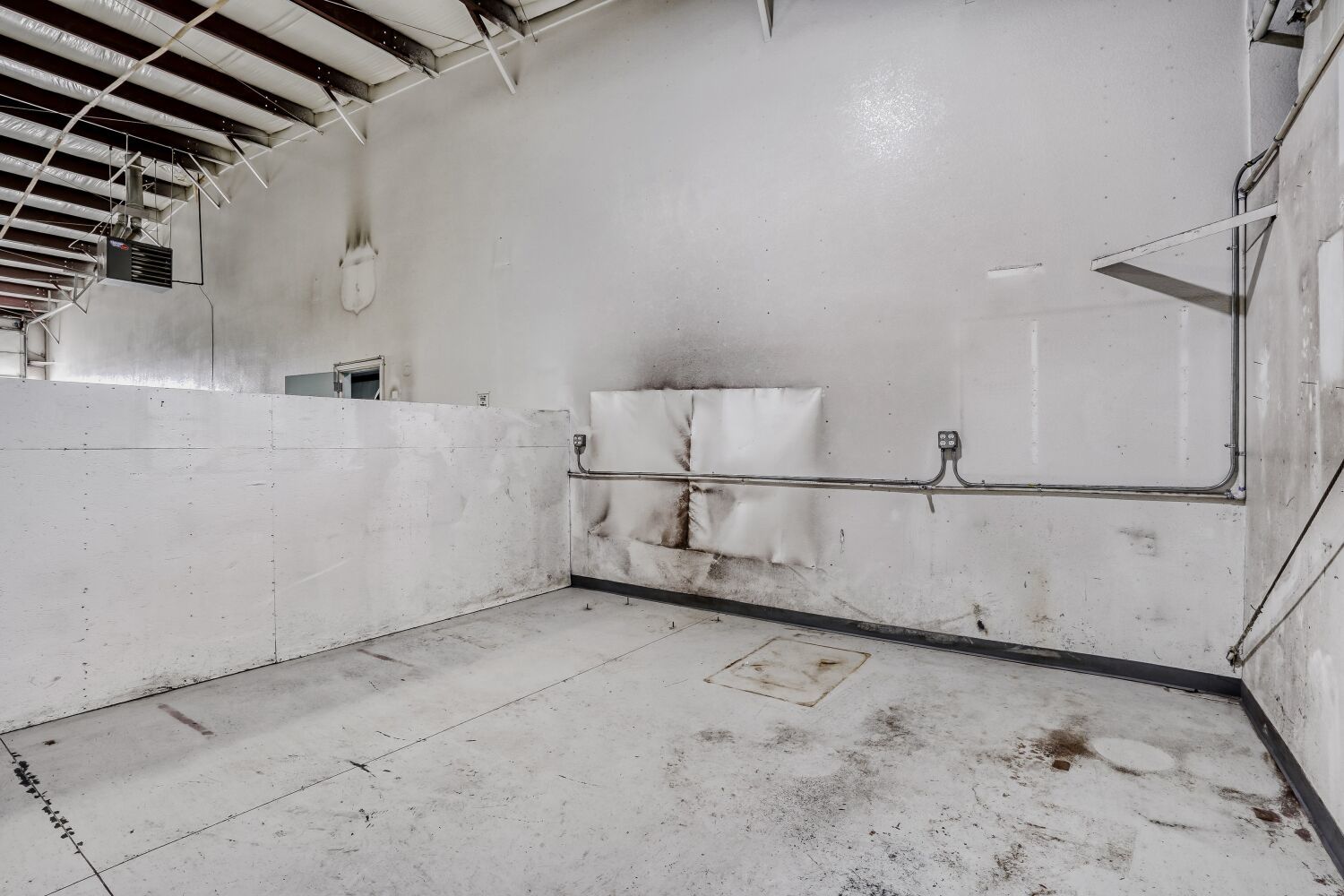 For Sale- Industrial Warehouse with 3 Heated Bays, 2 Private Offices, and 2 Bathrooms property image